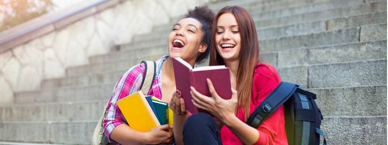 chicas-estudiantes-leyendo-sonriendo