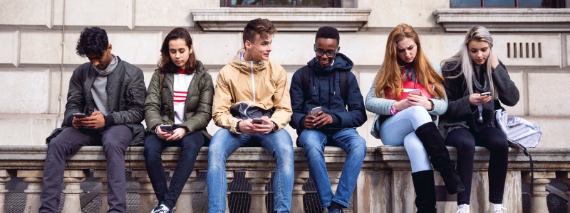 estudiantes-adolescentes-con-smartphone-alfabetizacion-transmedia