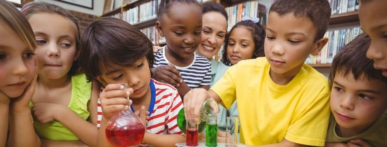grupo-alumnos-haciendo-ciencia