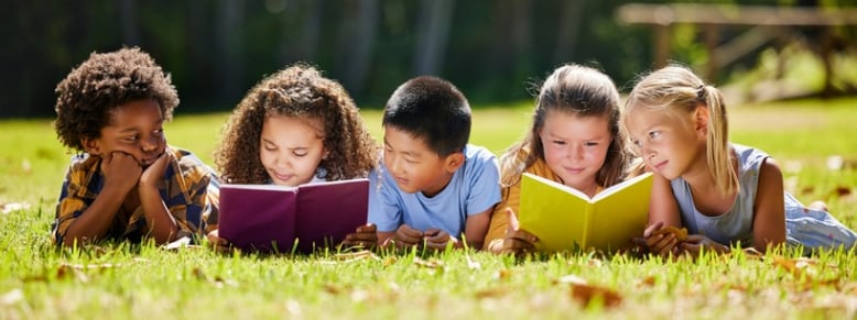 grupo-niños-leyendo-importancia-lectura