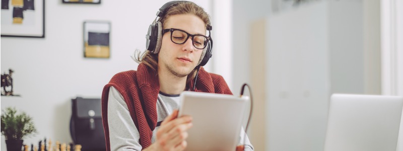 hombre-escuchando-audiolibro-en-ingles