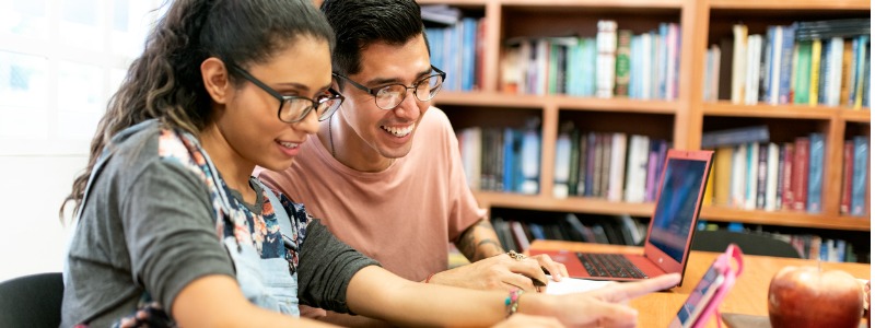 jovenes-usando-biblioteca-virtual