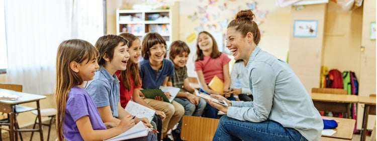 maestra-estudiantes-riendo-motivación-principios-de-educación