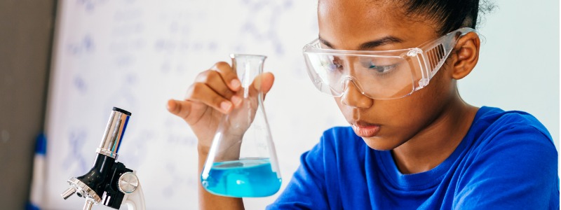 niña-haciendo-ciencia