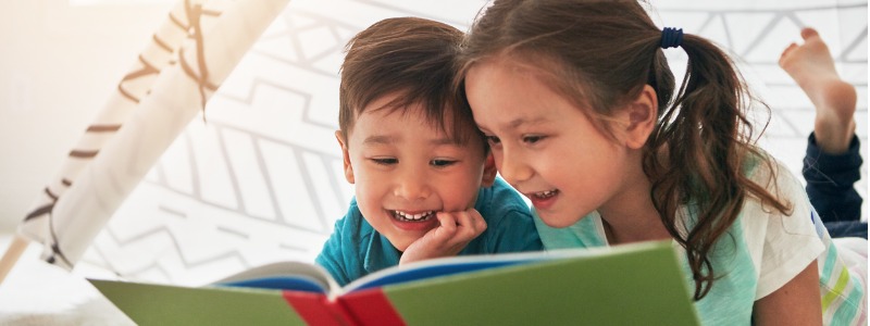 ninos-leyendo-libro-felices