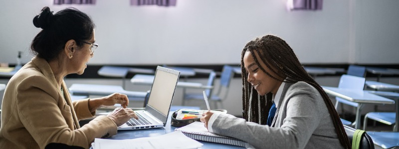 profesora-niña-estudiando-tolerancia-frustación