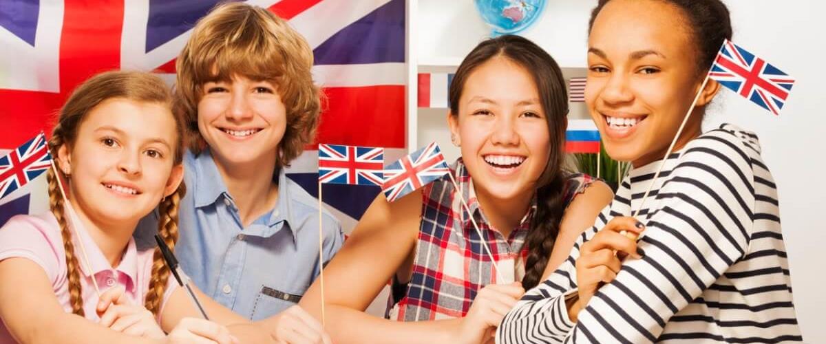 bilinguismo-nas-escolas-publicas-criancas-multietnicas-felizes-segurando-bandeira-do-reino-unido