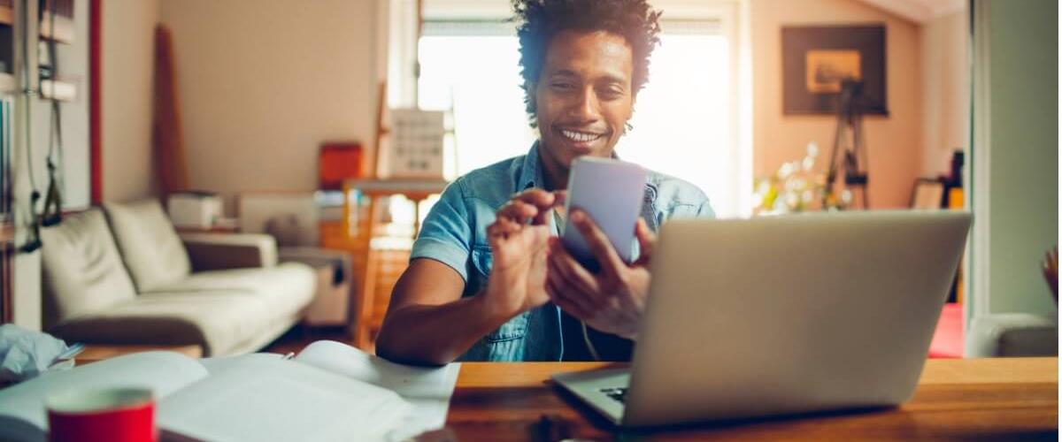 versant-ferramenta-de-testes-de-ingles-da-Pearson-estudante-negro-realizando-teste-online-em-sua-casa