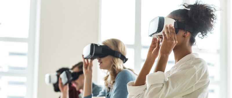 estudiantes de universidad con visores de realidad virtual