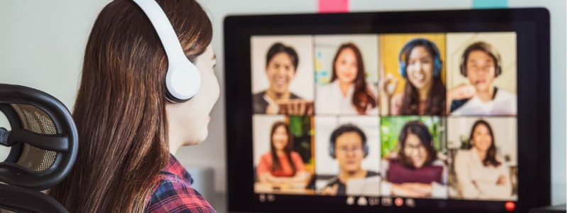 joven-frente-al-computador- en-clases-virtuales