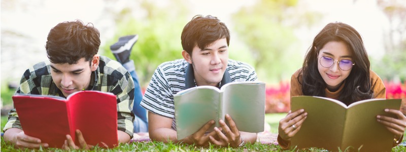jovenes-leyendo-aire-libre
