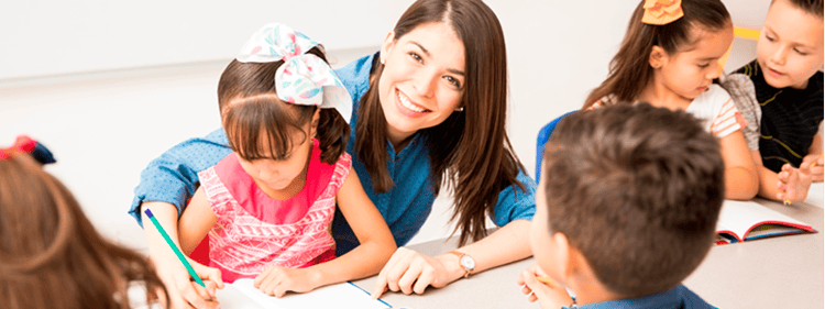 maestra-preescolar-hispana-que-disfruta-su-trabajo-ensena-estudiantes-salon-clases